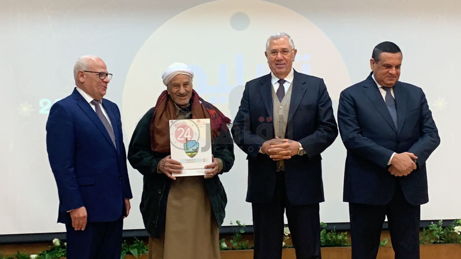 وزير التنمية المحلية يُسلم 127 عقد تمليك لـ المزارعين