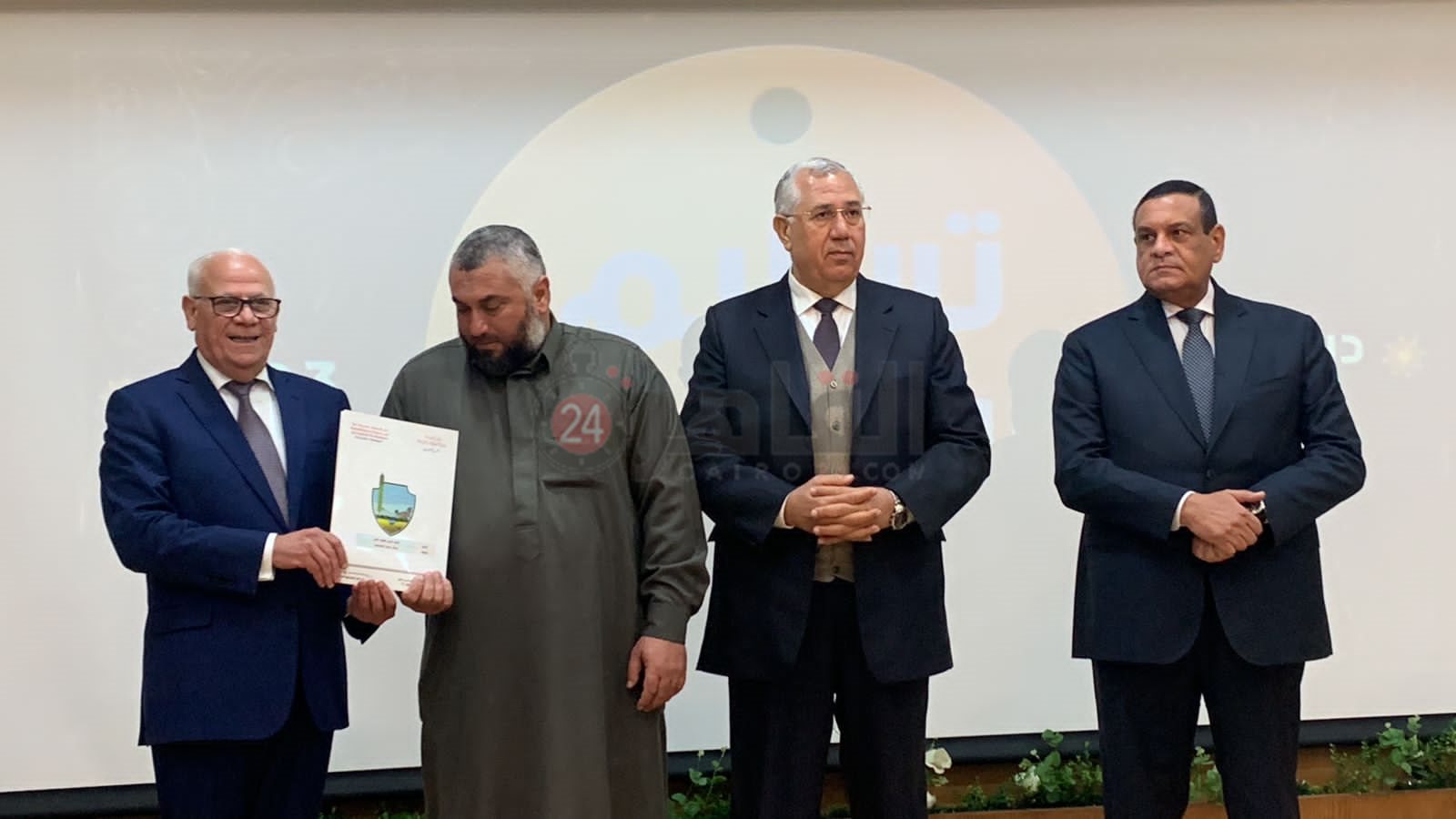 وزير التنمية المحلية يُسلم 127 عقد تمليك لـ المزارعين