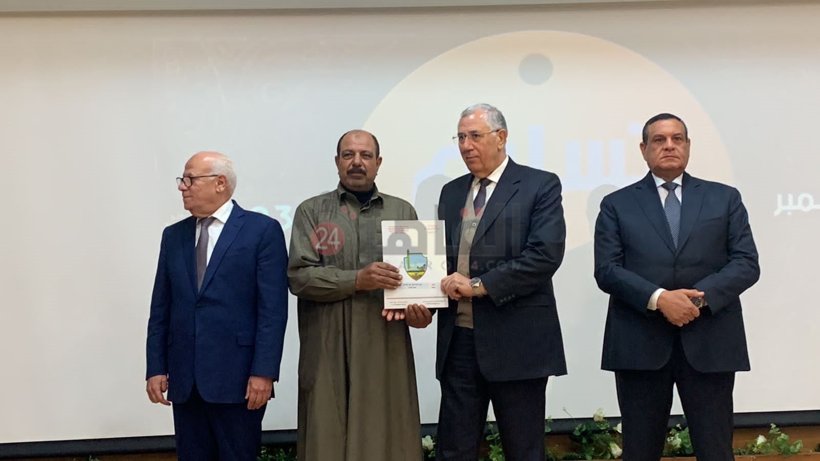 وزير التنمية المحلية يُسلم 127 عقد تمليك لـ المزارعين