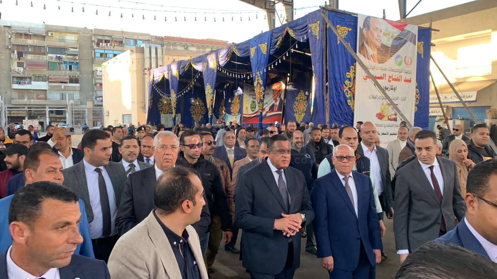 وزير التنمية المحلية يتفقد معرض للمنتجات الغذائية ببورسعيد 