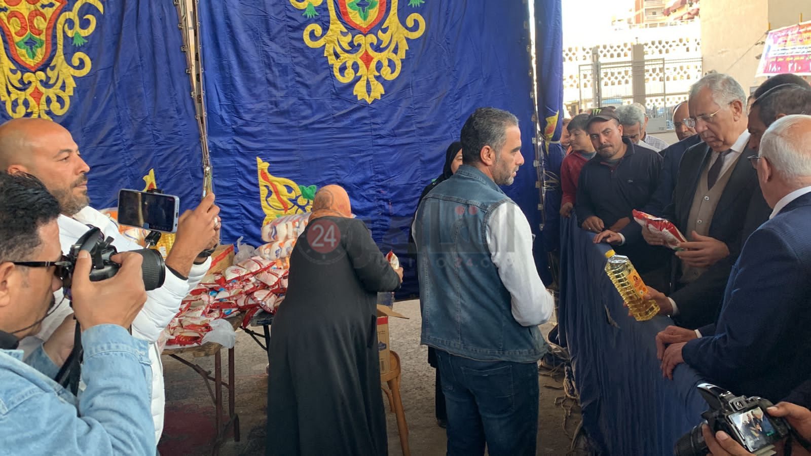 وزير التنمية المحلية يتفقد معرض للمنتجات الغذائية ببورسعيد 