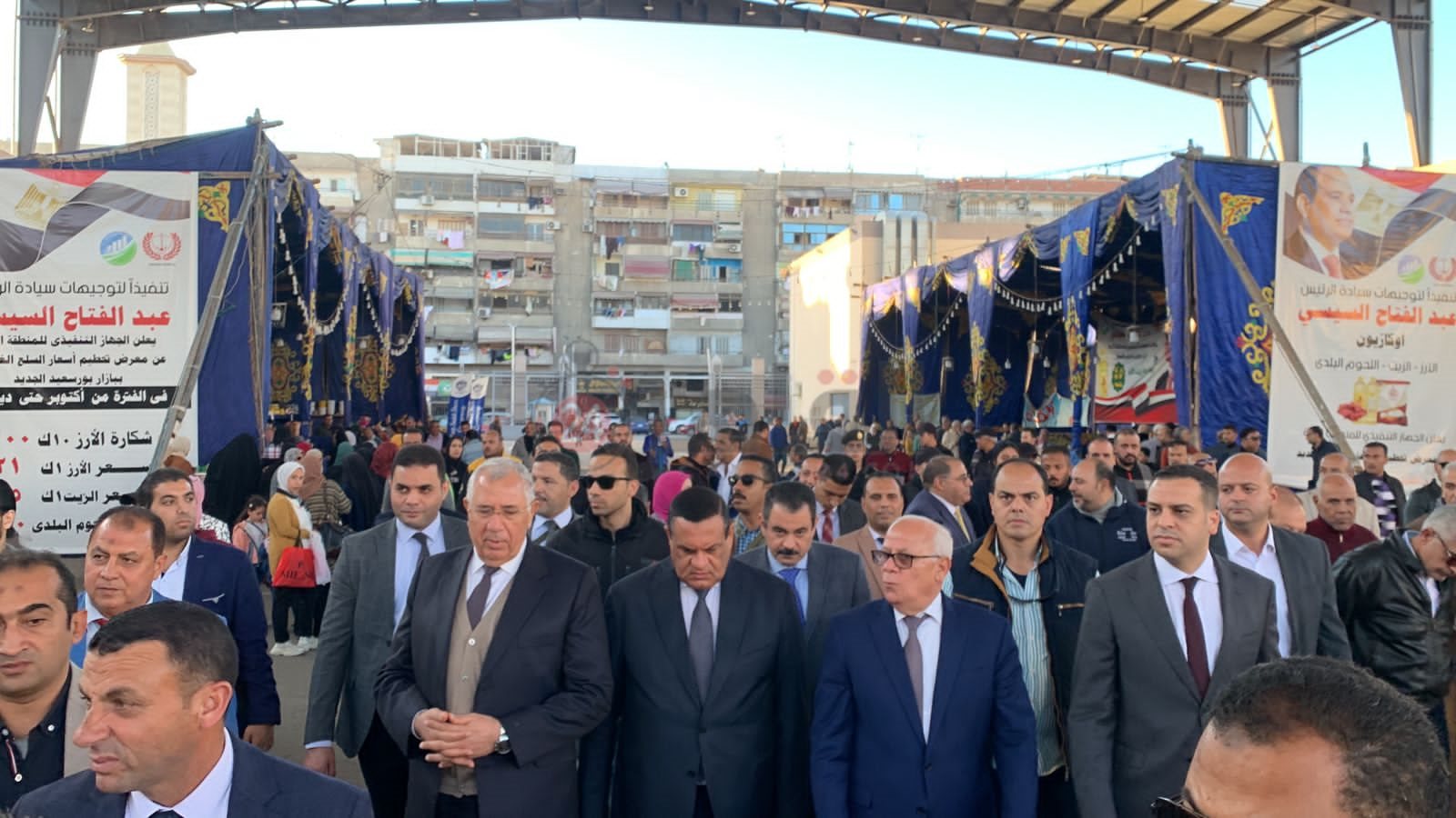 وزير التنمية المحلية يتفقد معرض للمنتجات الغذائية ببورسعيد 