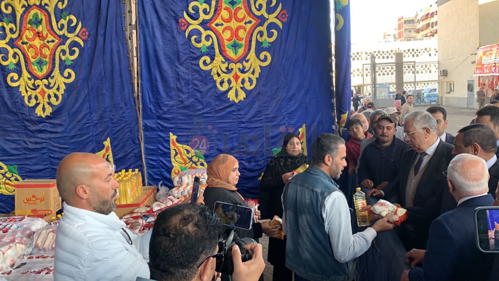 وزير التنمية المحلية يتفقد معرض للمنتجات الغذائية ببورسعيد 