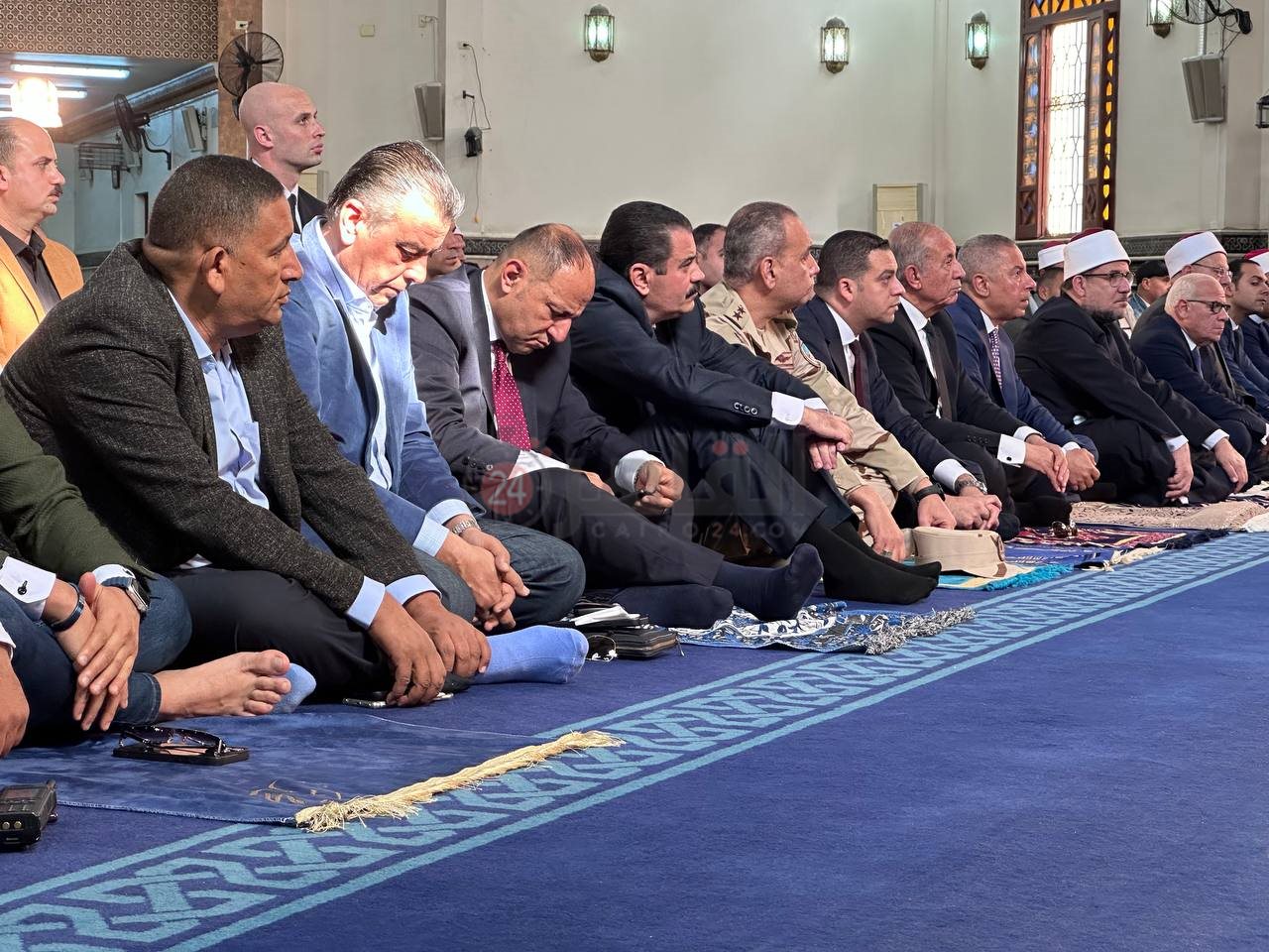 وزير الأوقاف يؤدي صلاة الجمعة في مسجد الحسين