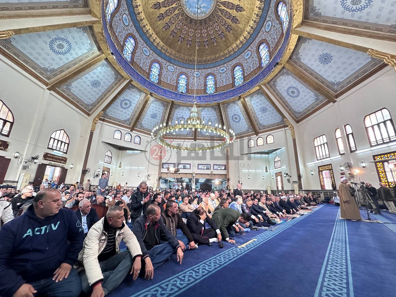 وزير الأوقاف يؤدي صلاة الجمعة في مسجد الحسين