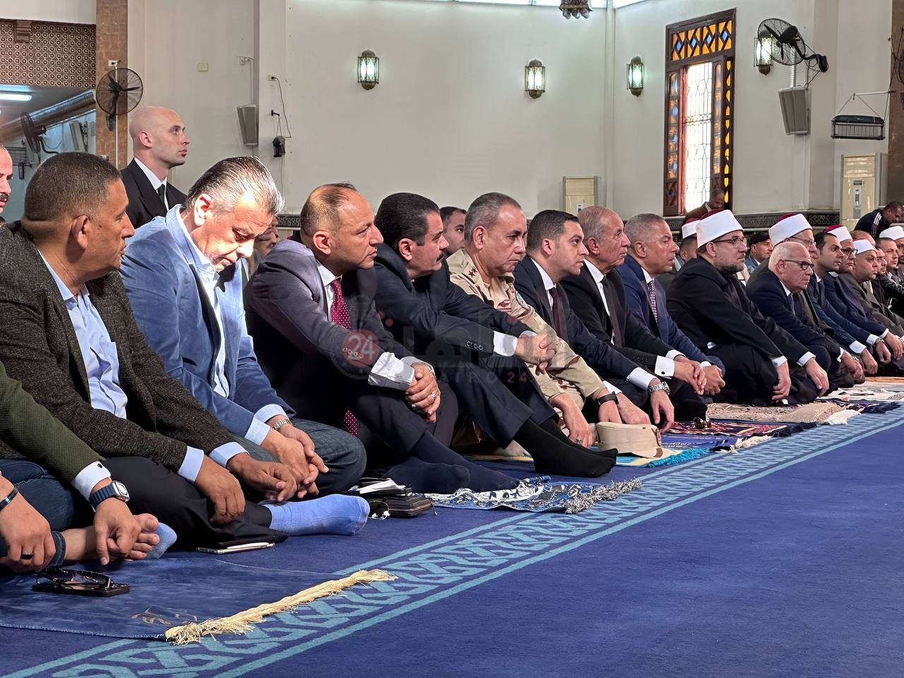 وزير الأوقاف يؤدي صلاة الجمعة في مسجد الحسين