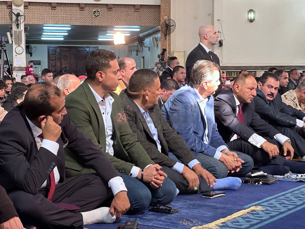 وزير الأوقاف يؤدي صلاة الجمعة في مسجد الحسين