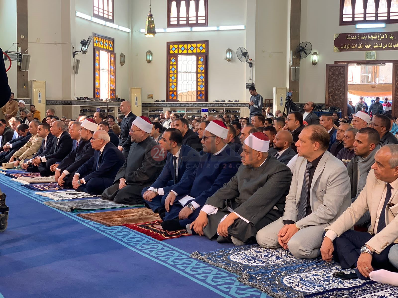 وزير الأوقاف يؤدي صلاة الجمعة في مسجد الحسين