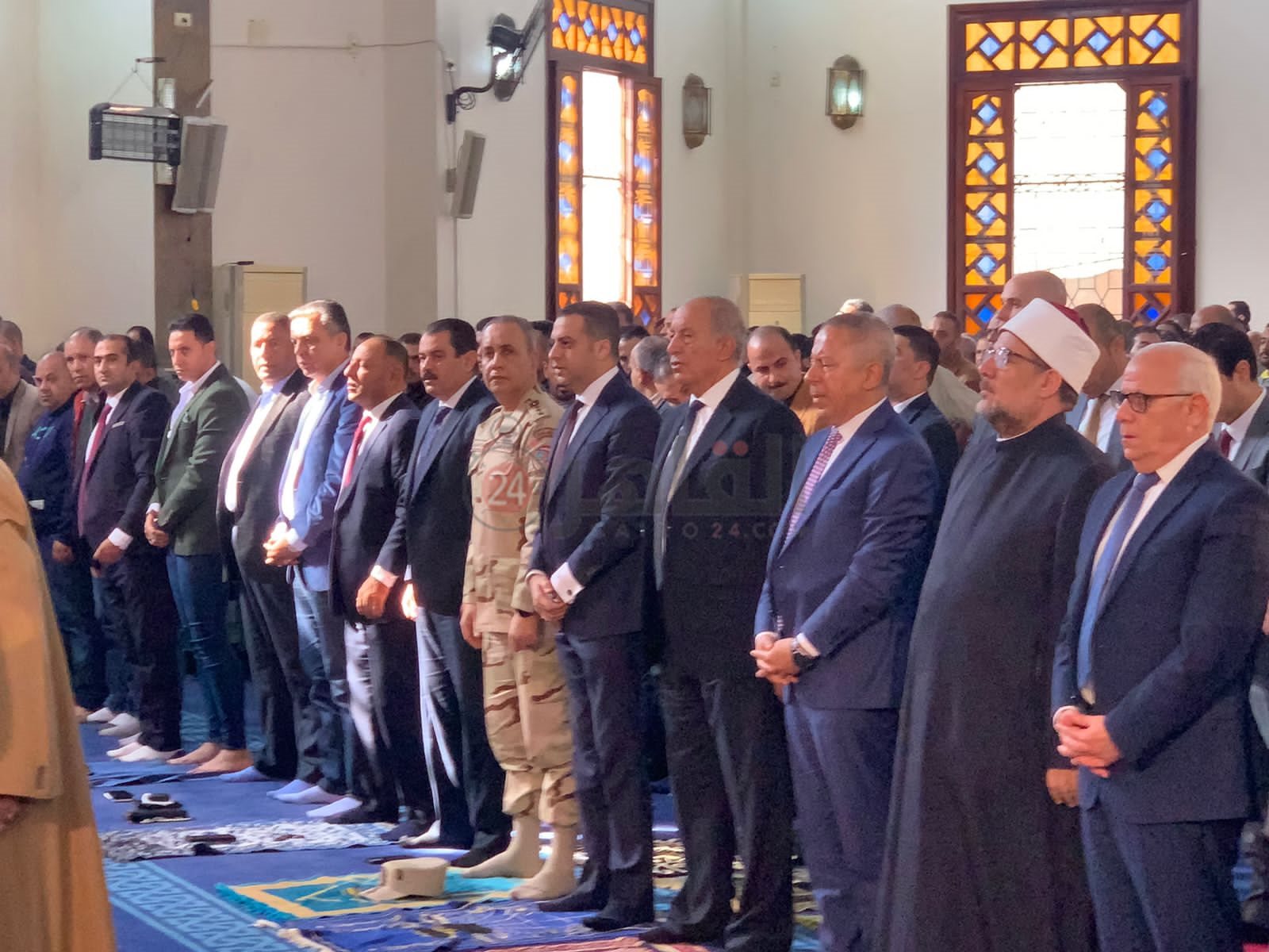 وزير الأوقاف يؤدي صلاة الجمعة في مسجد الحسين