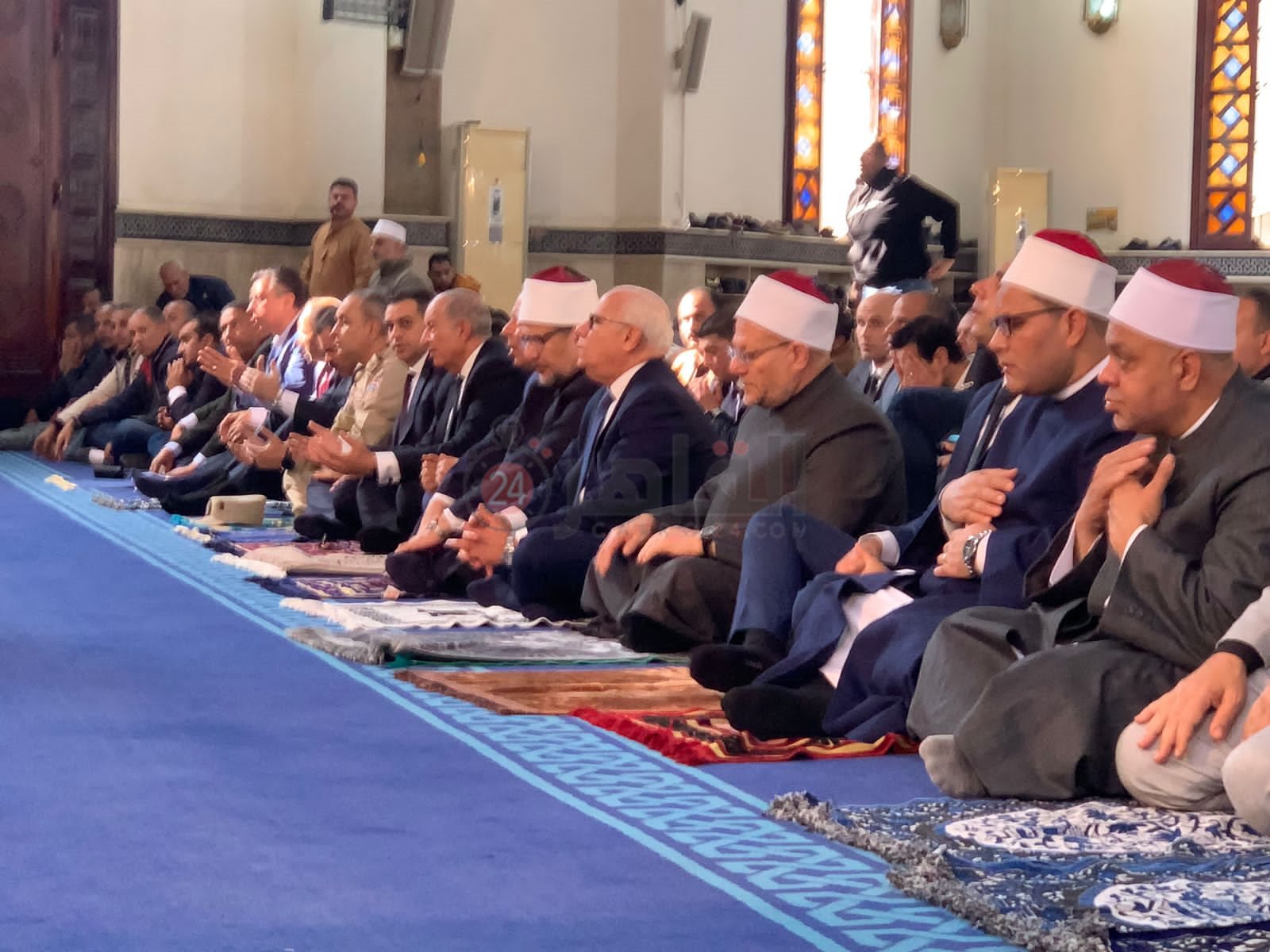 وزير الأوقاف يؤدي صلاة الجمعة في مسجد الحسين