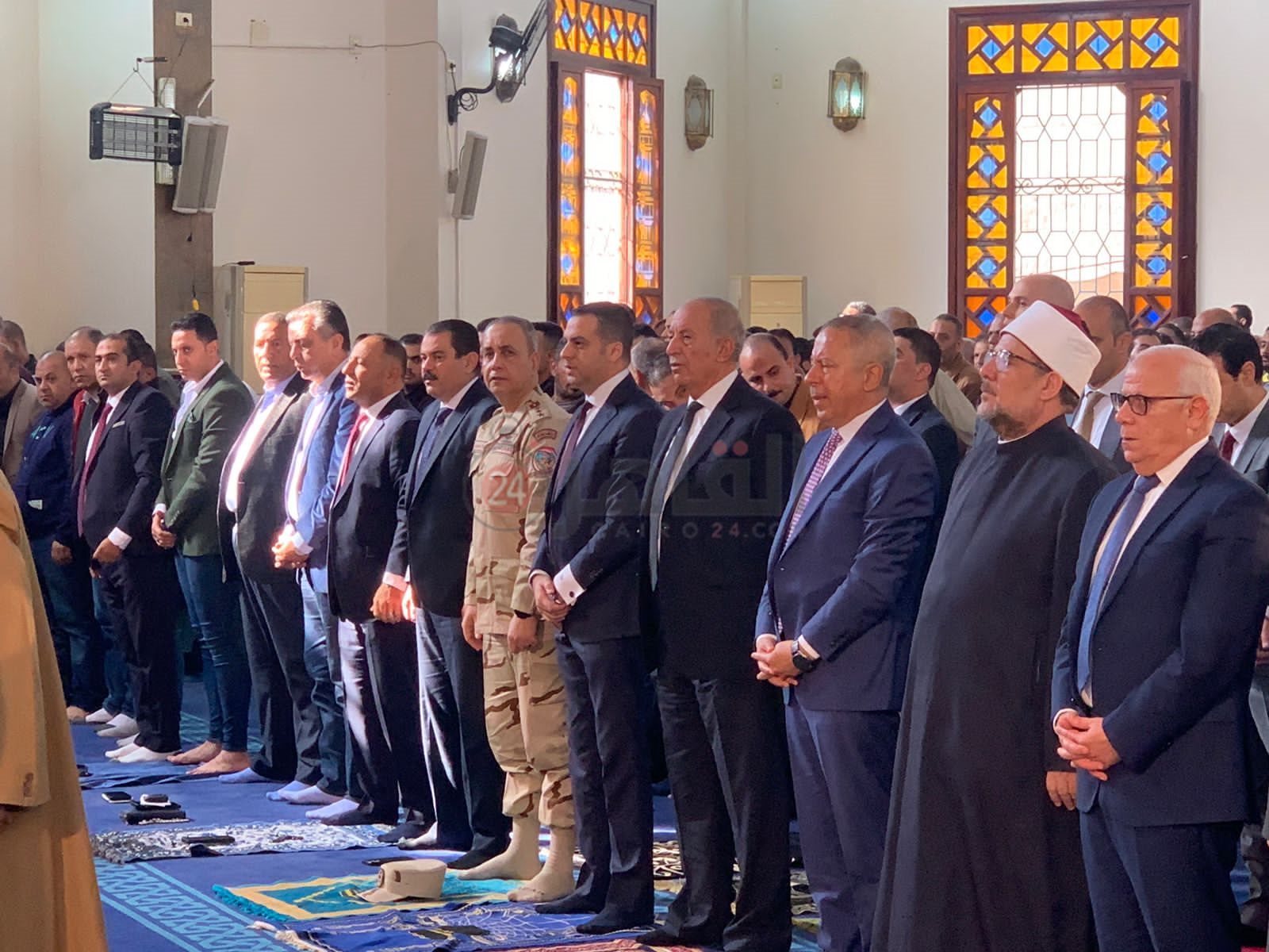 وزير الأوقاف يؤدي صلاة الجمعة في مسجد الحسين