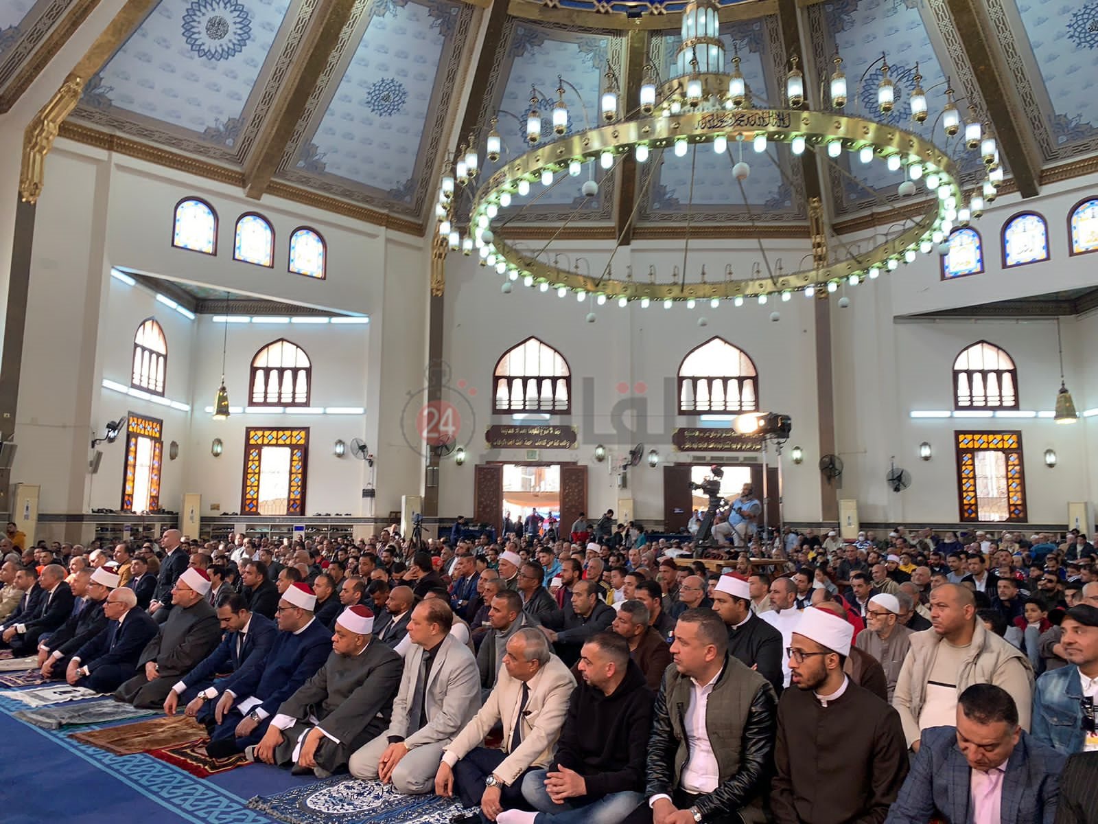 وزير الأوقاف يؤدي صلاة الجمعة في مسجد الحسين