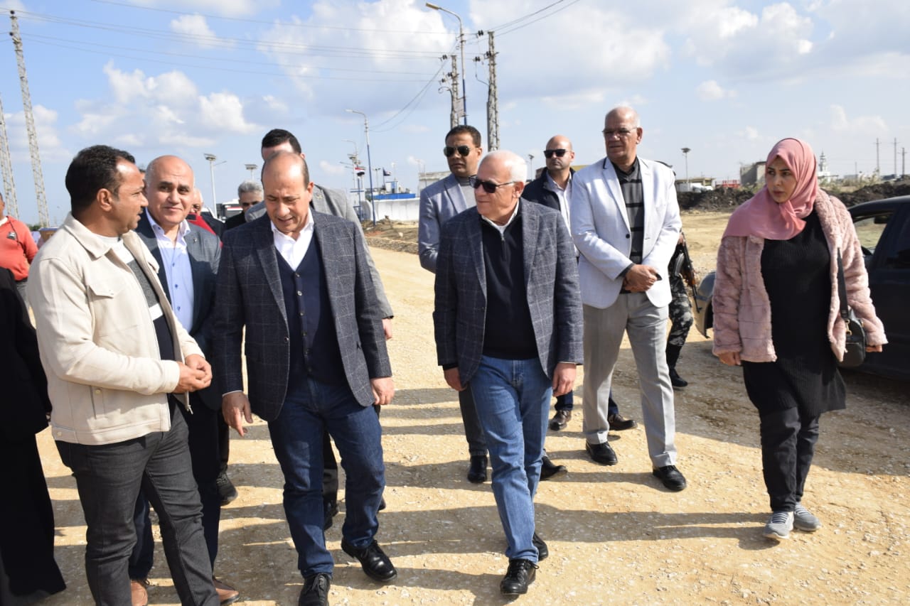المحافظ ورئيس المركزي للتعمير يتفقدان أعمال تطوير طريق بوسعيد المنزلة