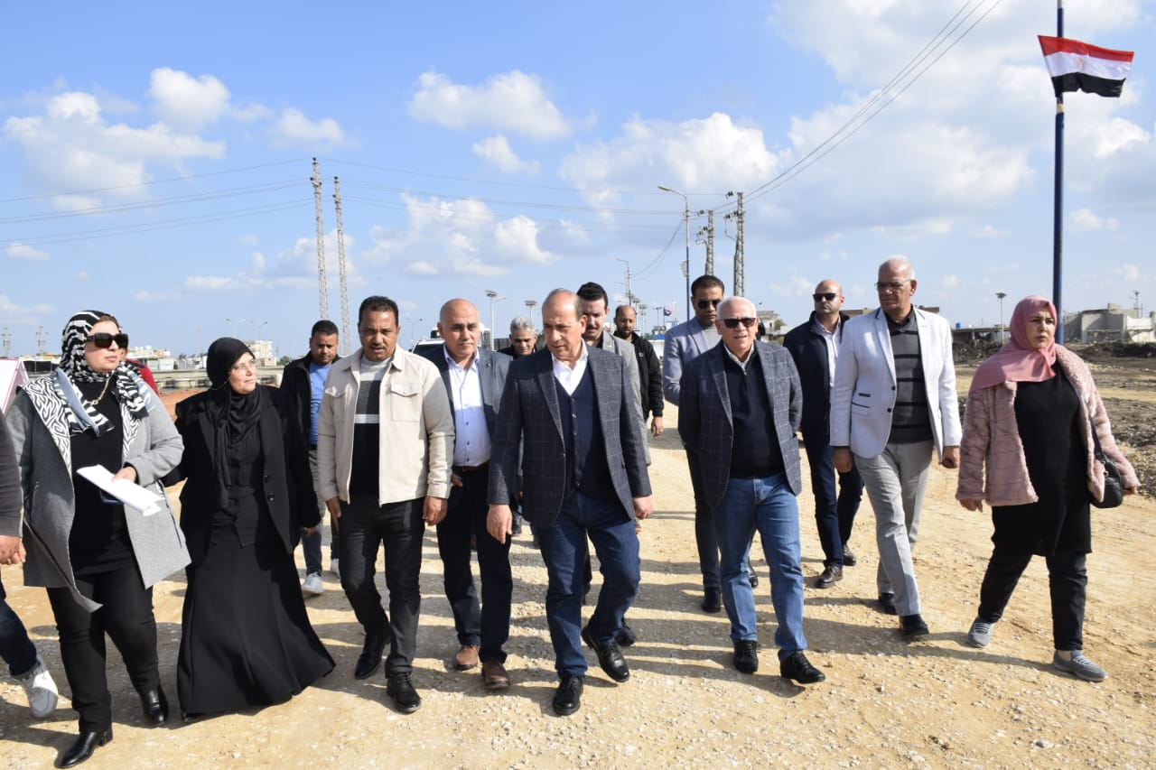 المحافظ ورئيس المركزي للتعمير يتفقدان أعمال تطوير طريق بوسعيد المنزلة