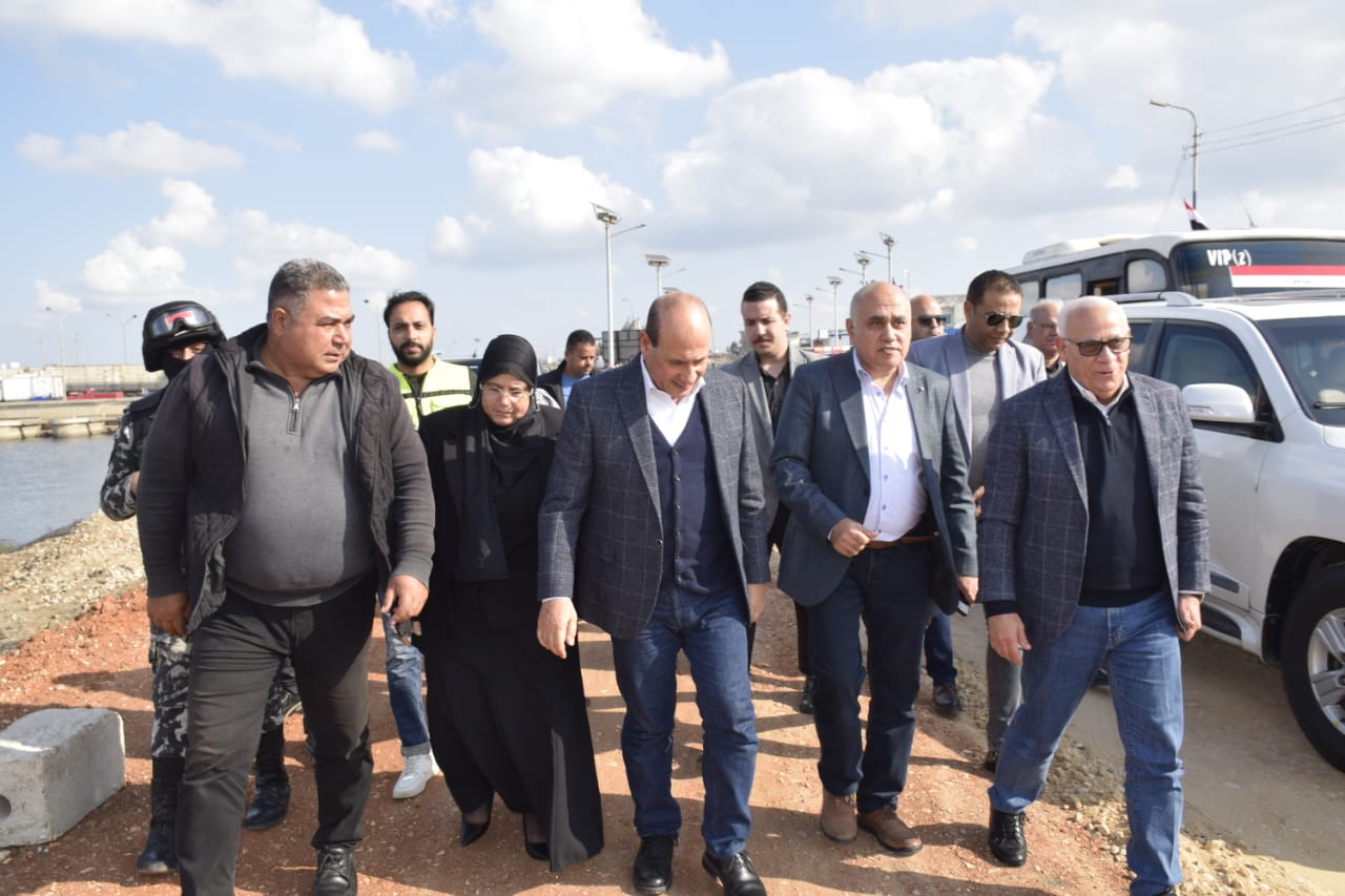 المحافظ ورئيس المركزي للتعمير يتفقدان أعمال تطوير طريق بوسعيد المنزلة