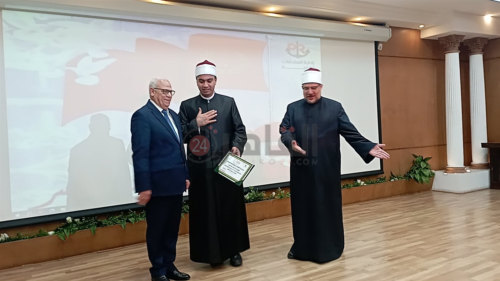 وزير الأوقاف يُكرم إمام المسجد التوفيقي ببورسعيد