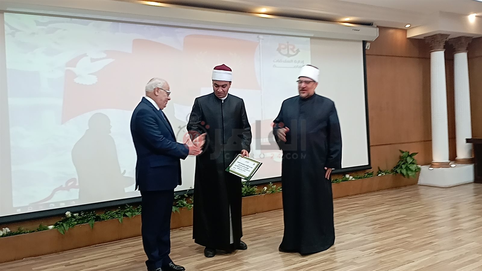 وزير الأوقاف يُكرم إمام المسجد التوفيقي ببورسعيد