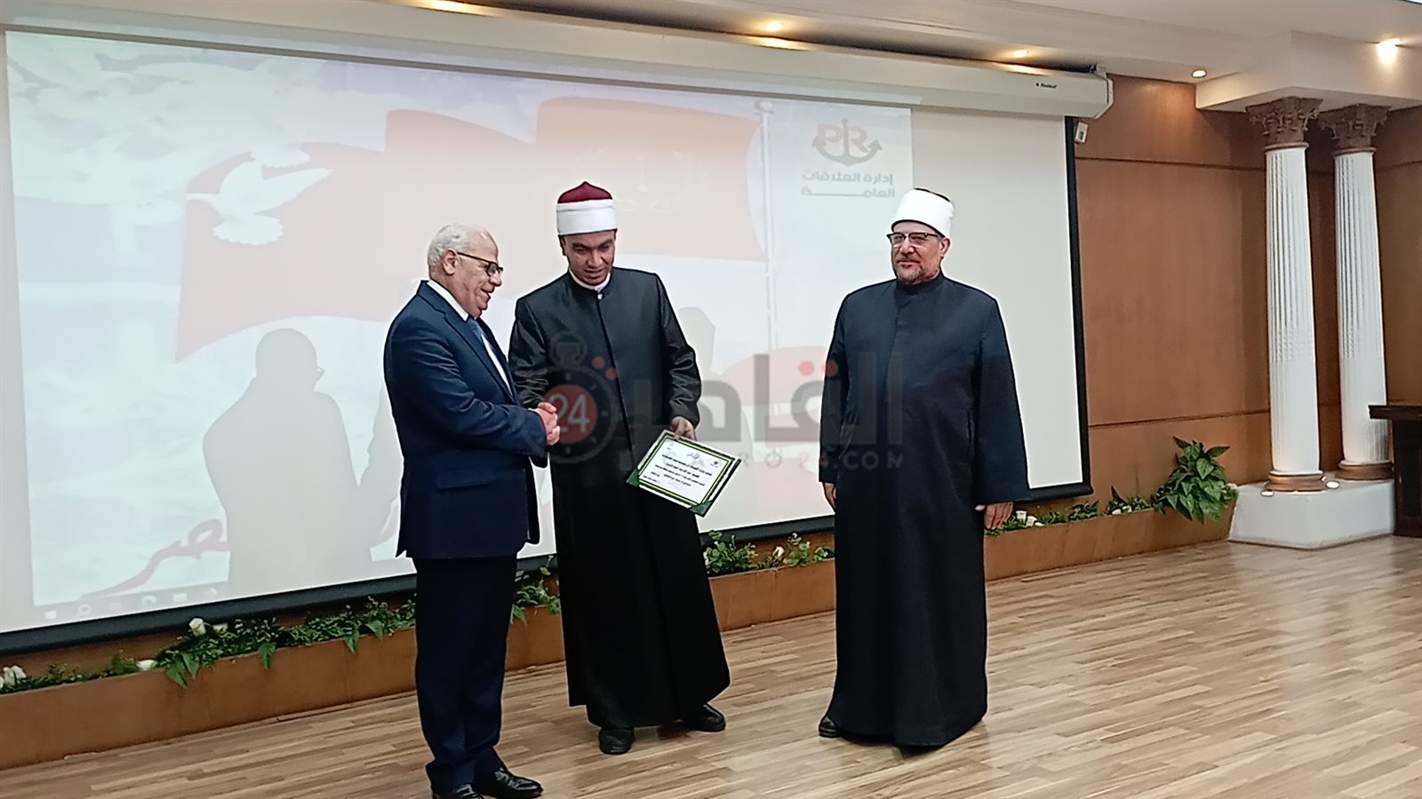 وزير الأوقاف يُكرم إمام المسجد التوفيقي ببورسعيد