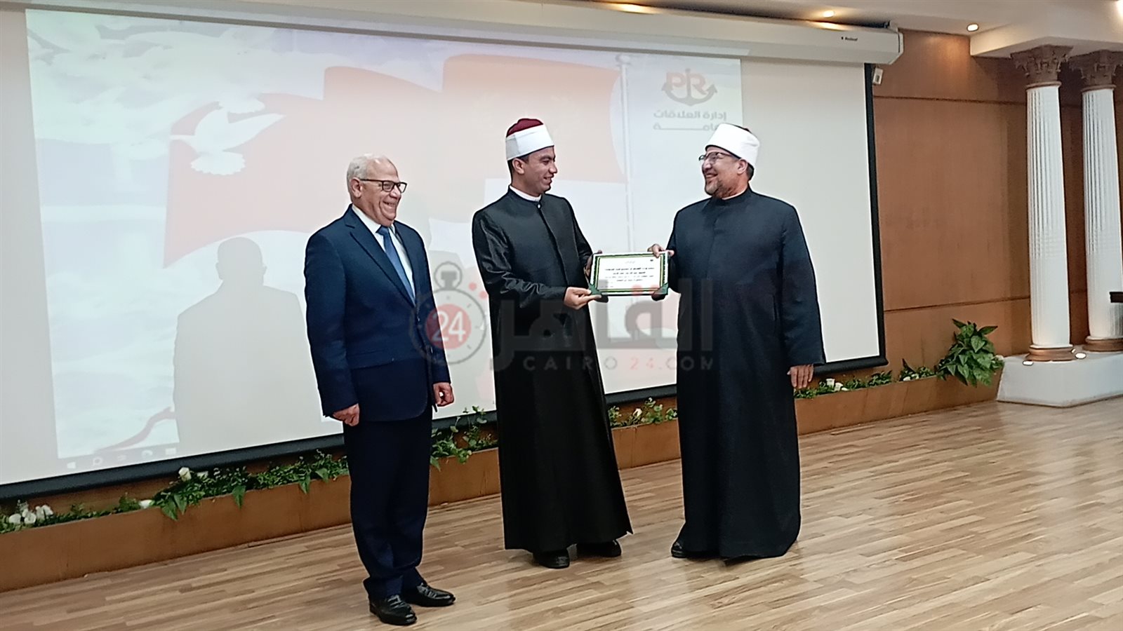 وزير الأوقاف يُكرم إمام المسجد التوفيقي ببورسعيد