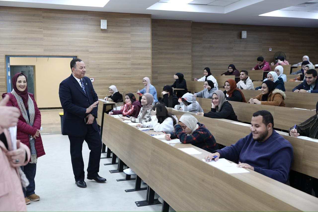 رئيس جامعة المنصورة الجديدة يتفقد سير الامتحانات