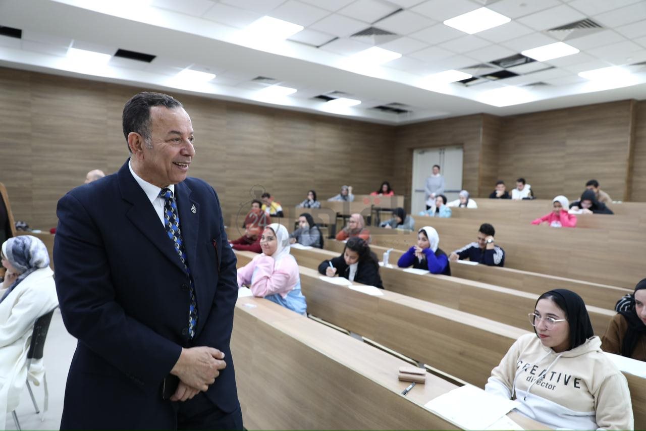 رئيس جامعة المنصورة الجديدة يتفقد سير الامتحانات