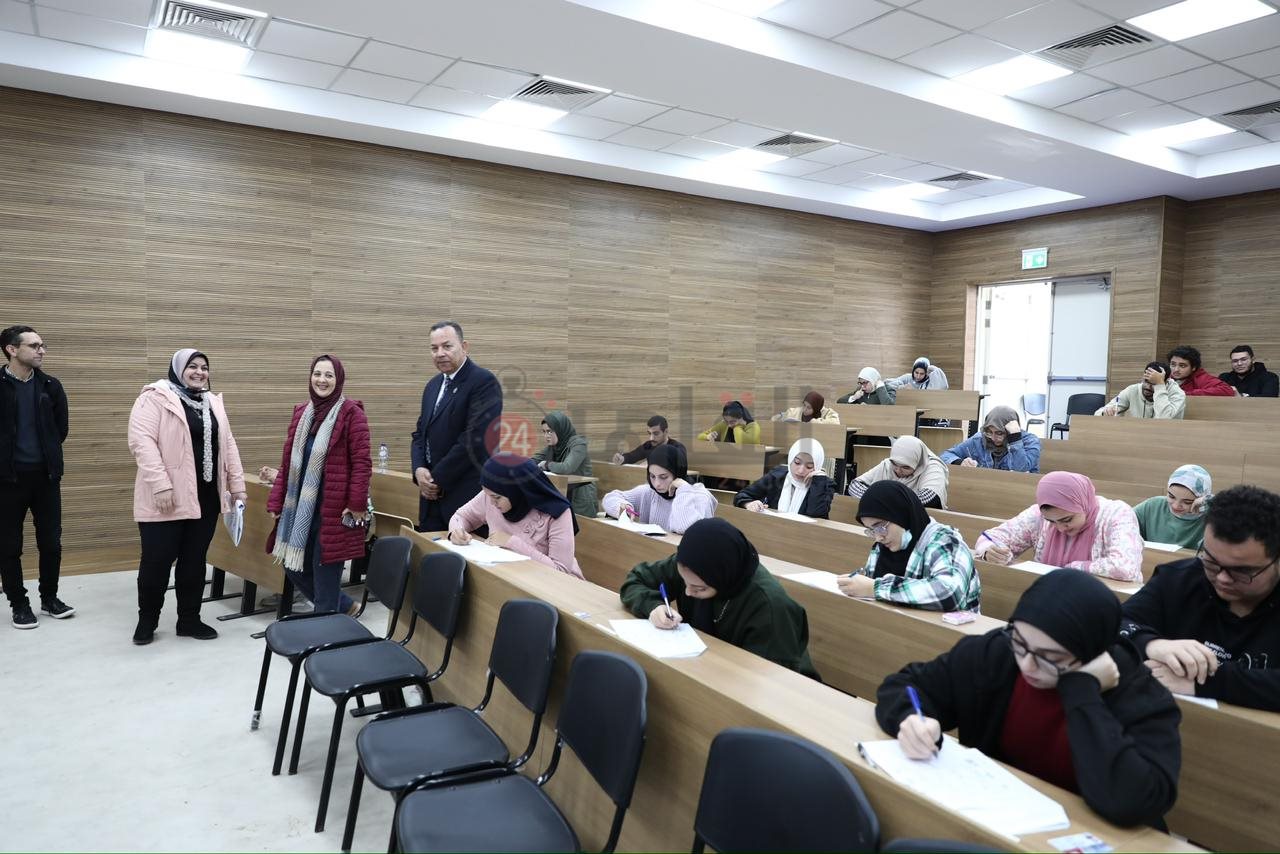 رئيس جامعة المنصورة الجديدة يتفقد سير الامتحانات