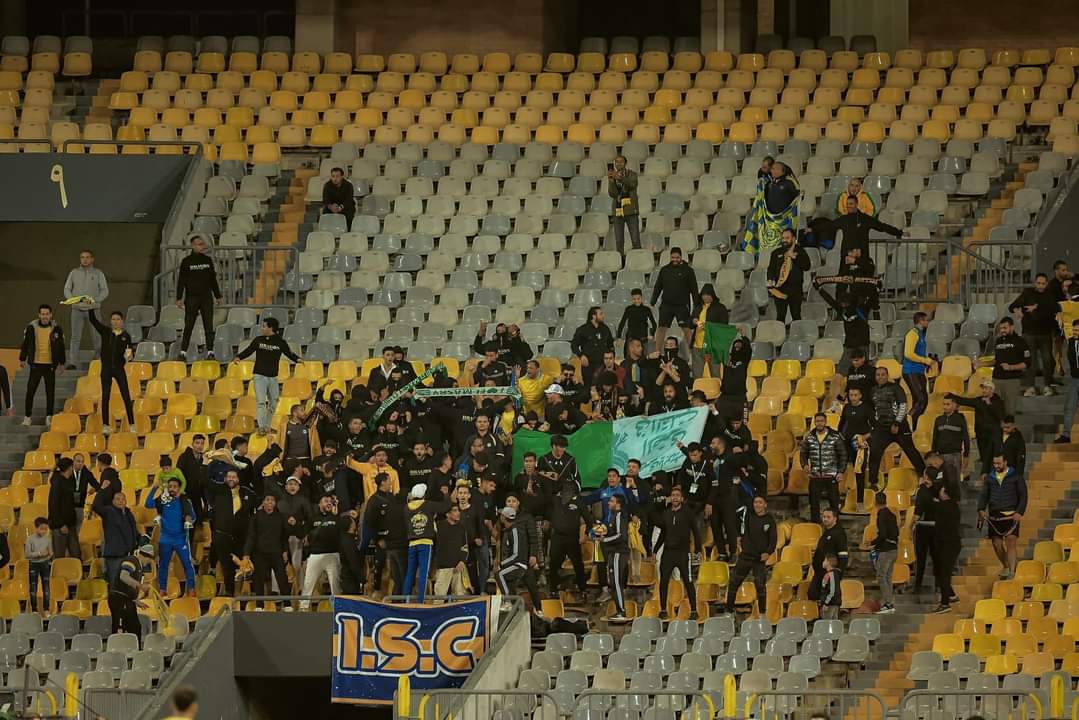 لحظة قلب علم المصري من جماهير الاسماعيلي 