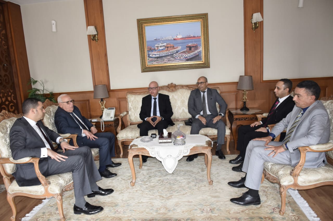 محافظ بورسعيد يستقبل وفدا من وزارة الصناعة