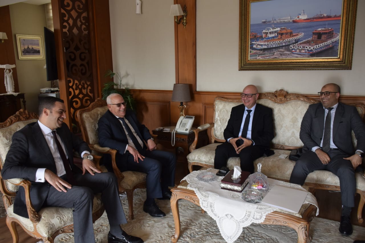 محافظ بورسعيد يستقبل وفدا من وزارة الصناعة