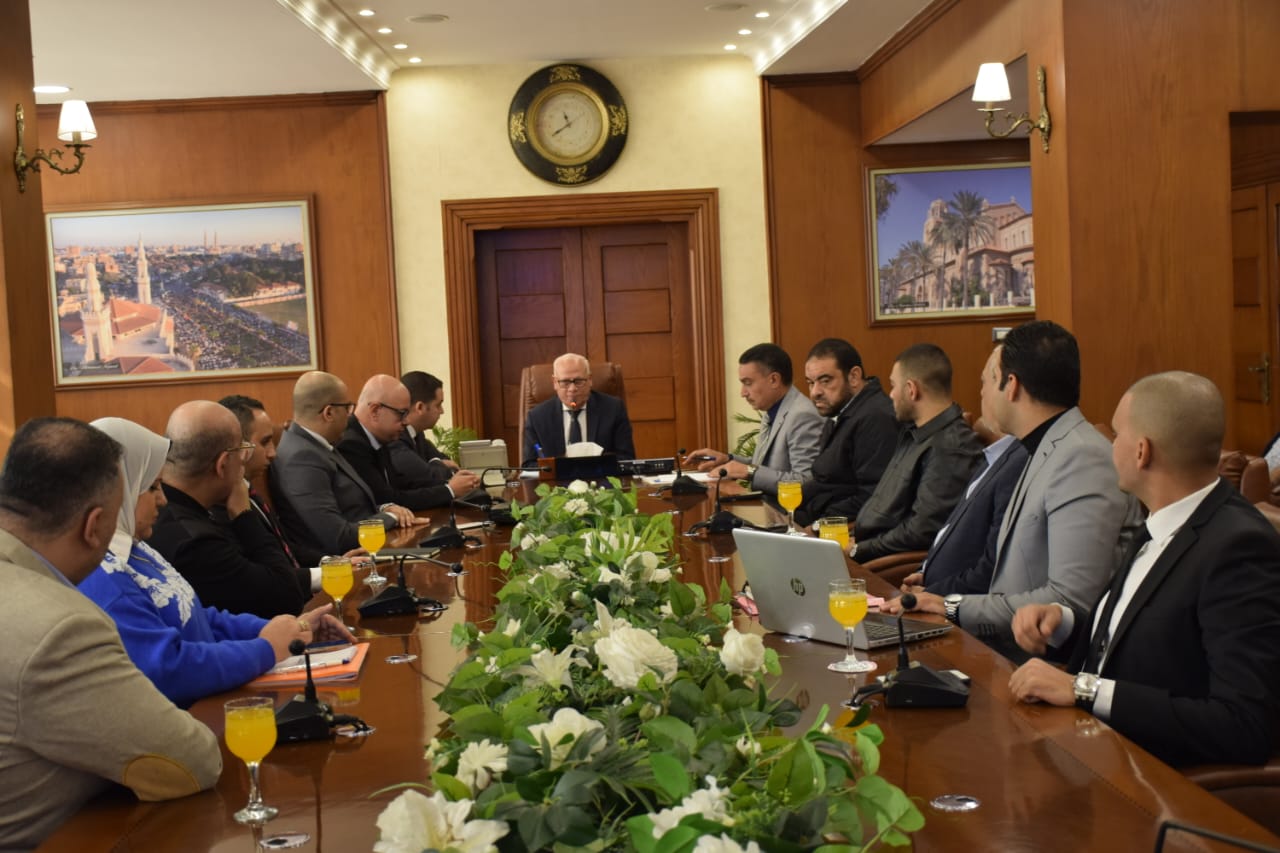 محافظ بورسعيد يستقبل وفدا من وزارة الصناعة