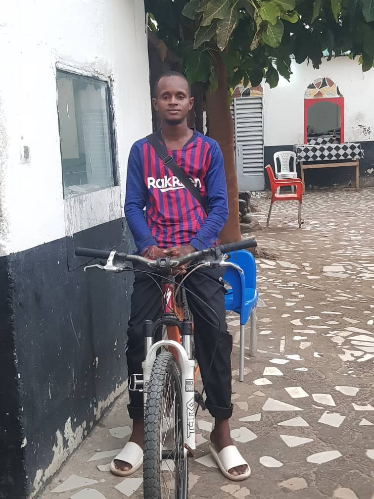 هدايا الفنان العالمي ويل سميث لأحد طلاب الأزهر من غينيا