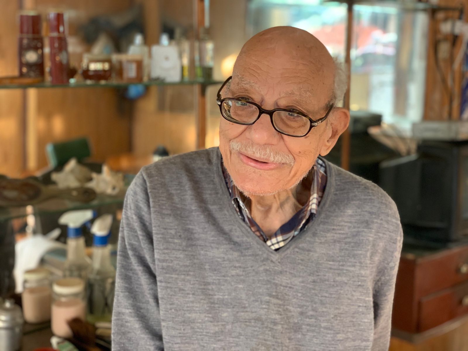 عم يحيي أقدم مزين ببورسعيد