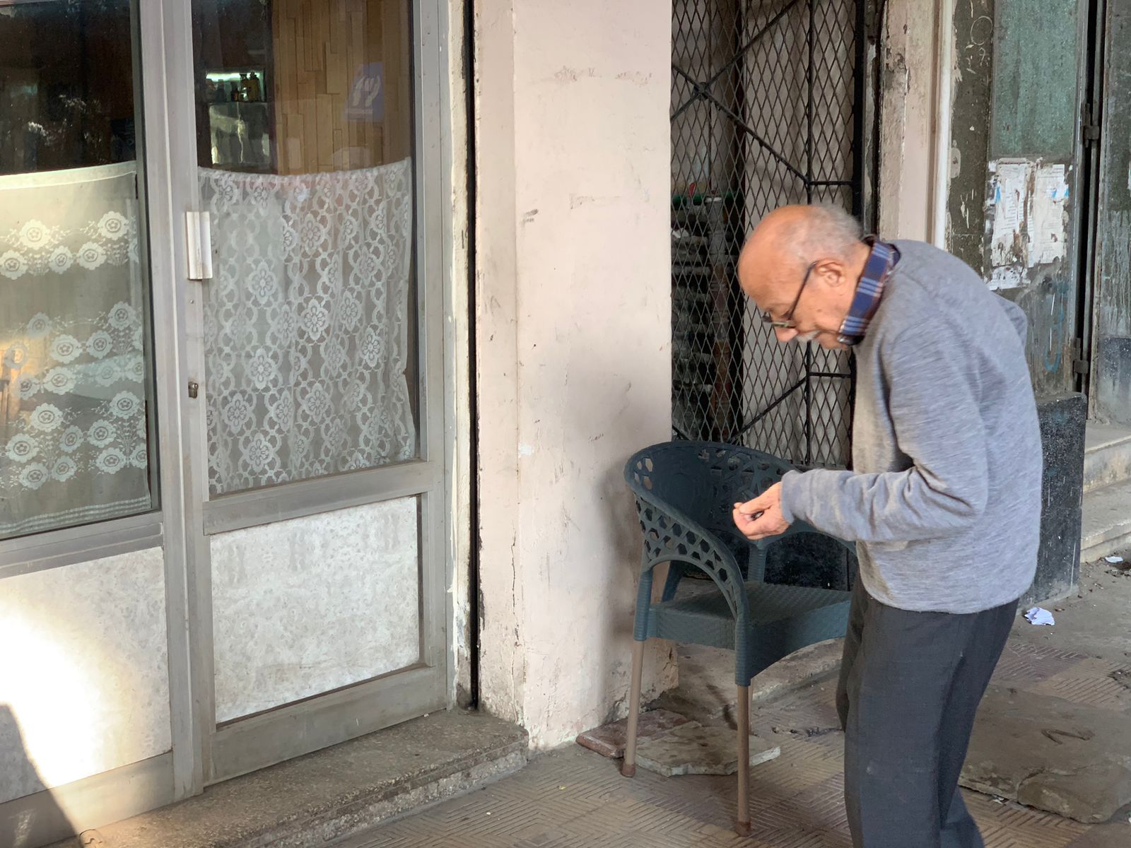 عم يحيي أقدم مزين ببورسعيد