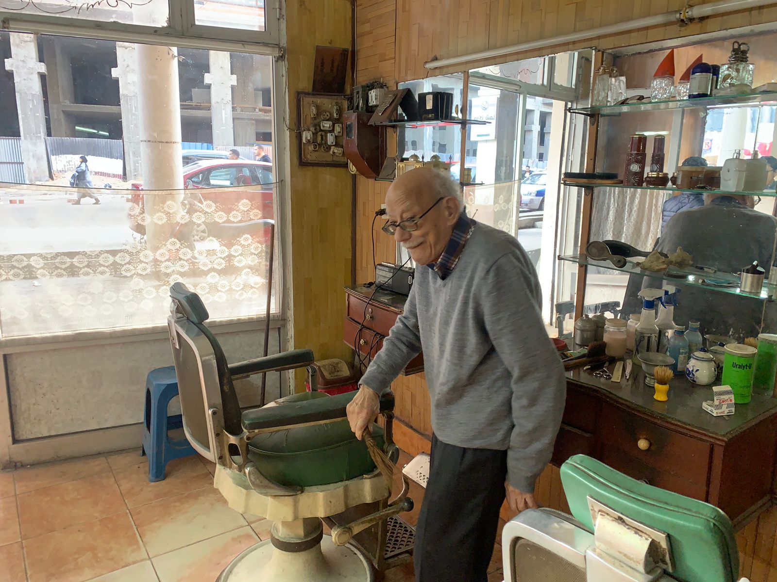 عم يحيي أقدم مزين ببورسعيد