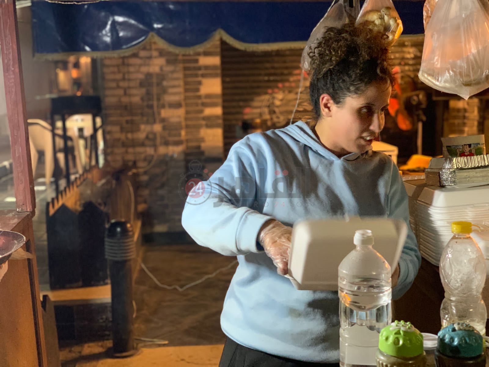 ندي لاعبة الكرة تبيع السندوتشات ببورسعيد 