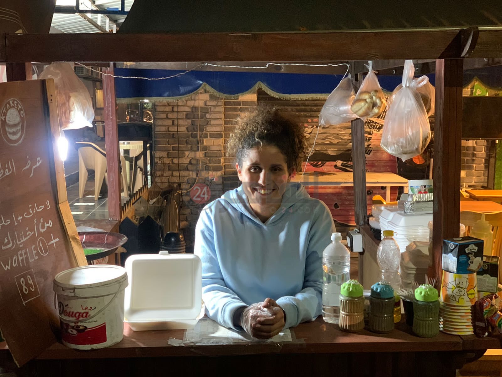 ندي لاعبة الكرة تبيع السندوتشات ببورسعيد 