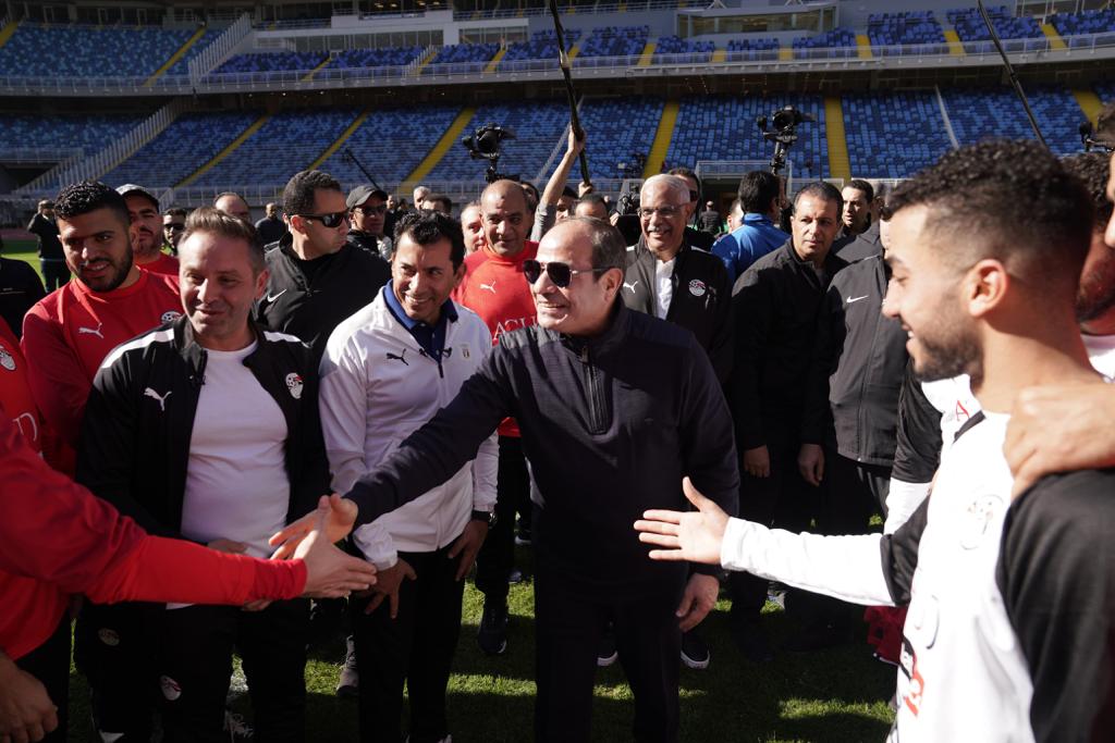 السيسي يتفقد تدريبات المنتخب الوطني لكرة القدم بالعاصمة الإدارية