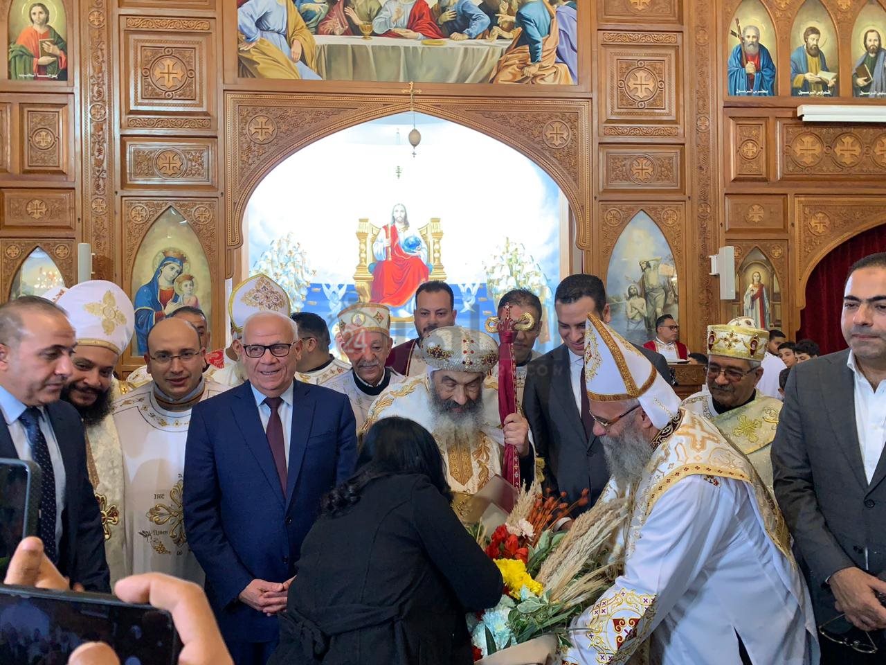 محافظ بورسعيد يزور عددا من الكنائس 