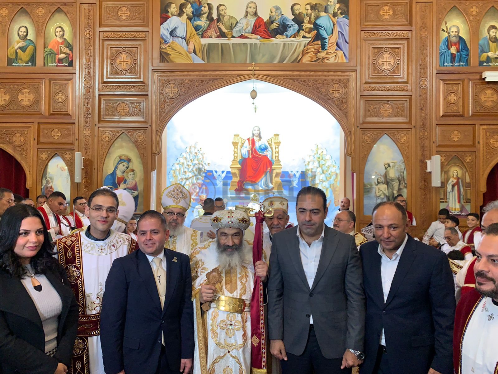 محافظ بورسعيد يزور عددا من الكنائس ويقدم التهنئة بعيد الميلاد المجيد