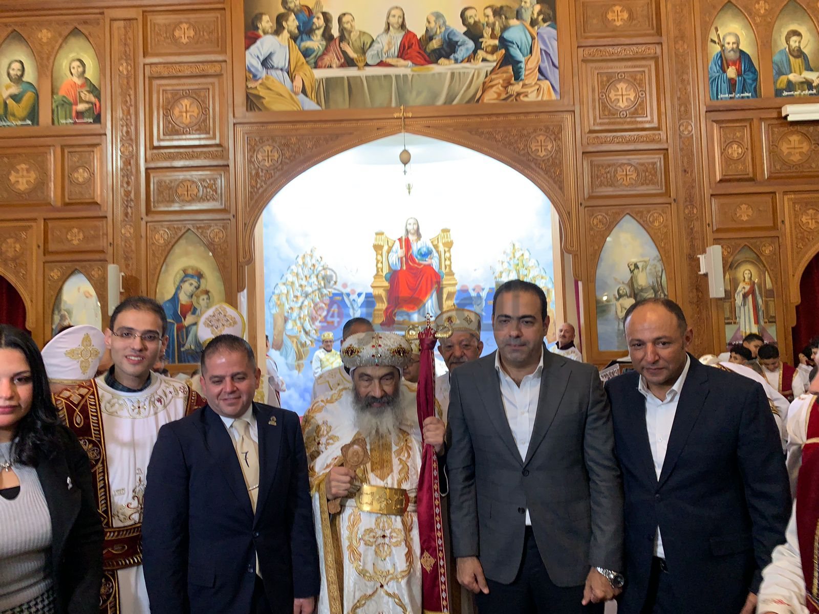 محافظ بورسعيد يزور عددا من الكنائس ويقدم التهنئة بعيد الميلاد المجيد