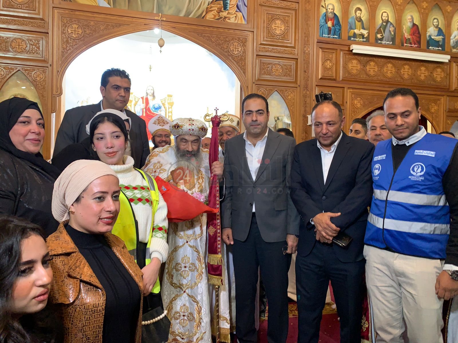 محافظ بورسعيد يزور عددا من الكنائس ويقدم التهنئة بعيد الميلاد المجيد