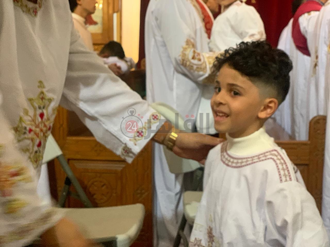 الصغار يزينون الكنائس خلال قداس عيد الميلاد ببورسعيد