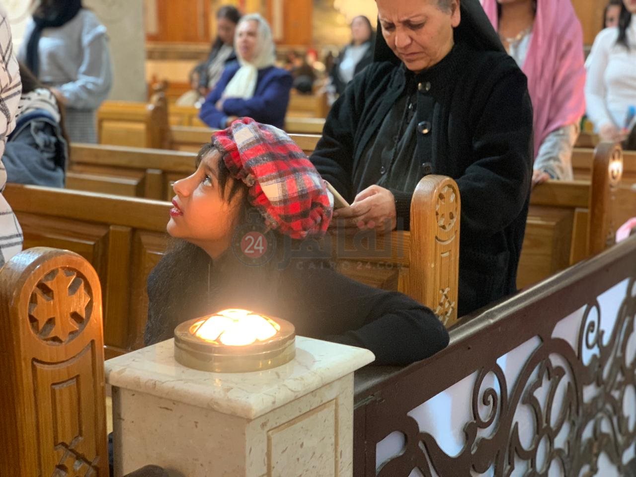 الصغار يزينون الكنائس خلال قداس عيد الميلاد ببورسعيد