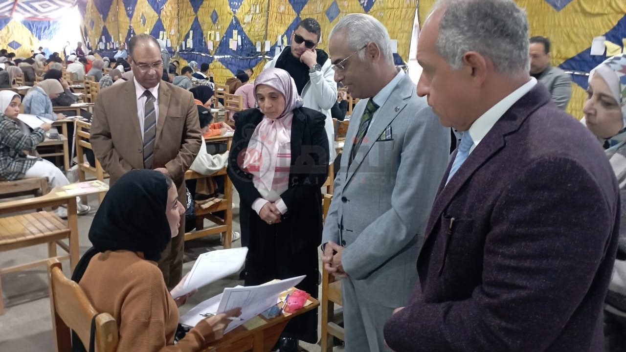 رئيس جامعة بورسعيد يتفقد أعمال الامتحانات - قص