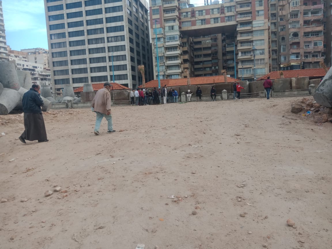 أسرة الطالب يوسف تنتظر خروجه من البحر بالإسكندرية 