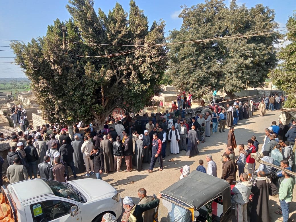 انهيار أسرة سيدة توفيت حزنًا على رحيله بالفيوم