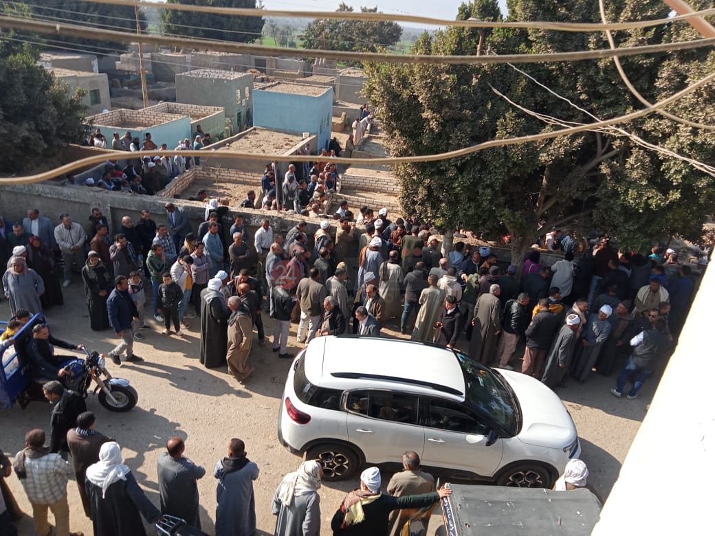 انهيار أسرة سيدة توفيت حزنًا على رحيله بالفيوم