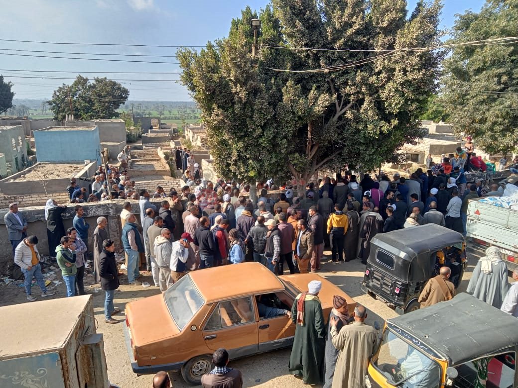 انهيار أسرة سيدة توفيت حزنًا على رحيله بالفيوم