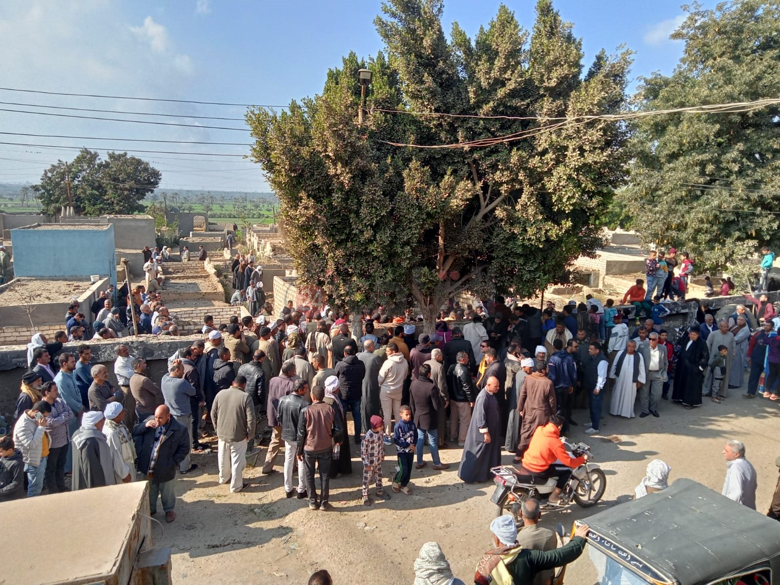 انهيار أسرة سيدة توفيت حزنًا على رحيله بالفيوم