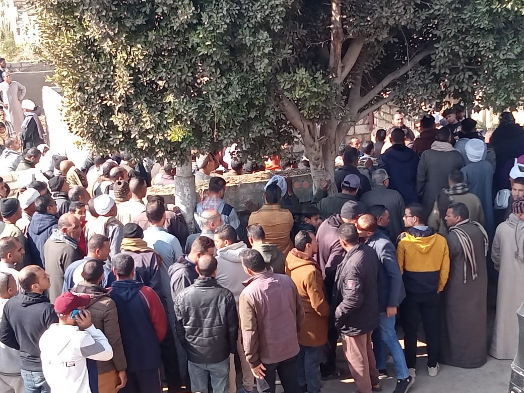 انهيار أسرة سيدة توفيت حزنًا على رحيله بالفيوم